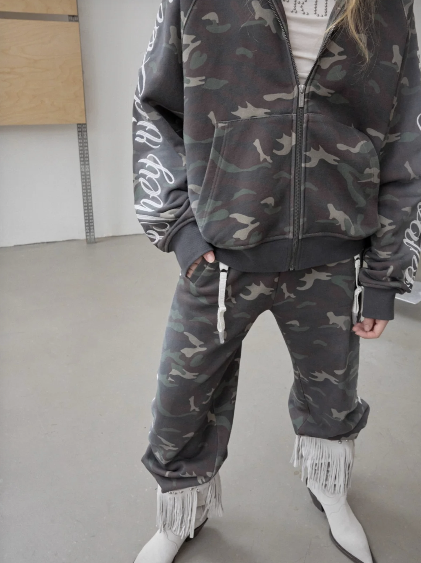 IN STOCK ♱ FAUX-FUR HOODED SWEATSHIRT❗️DETACHABLE HOOD❗️& SWEATPANTS SET - Image 6