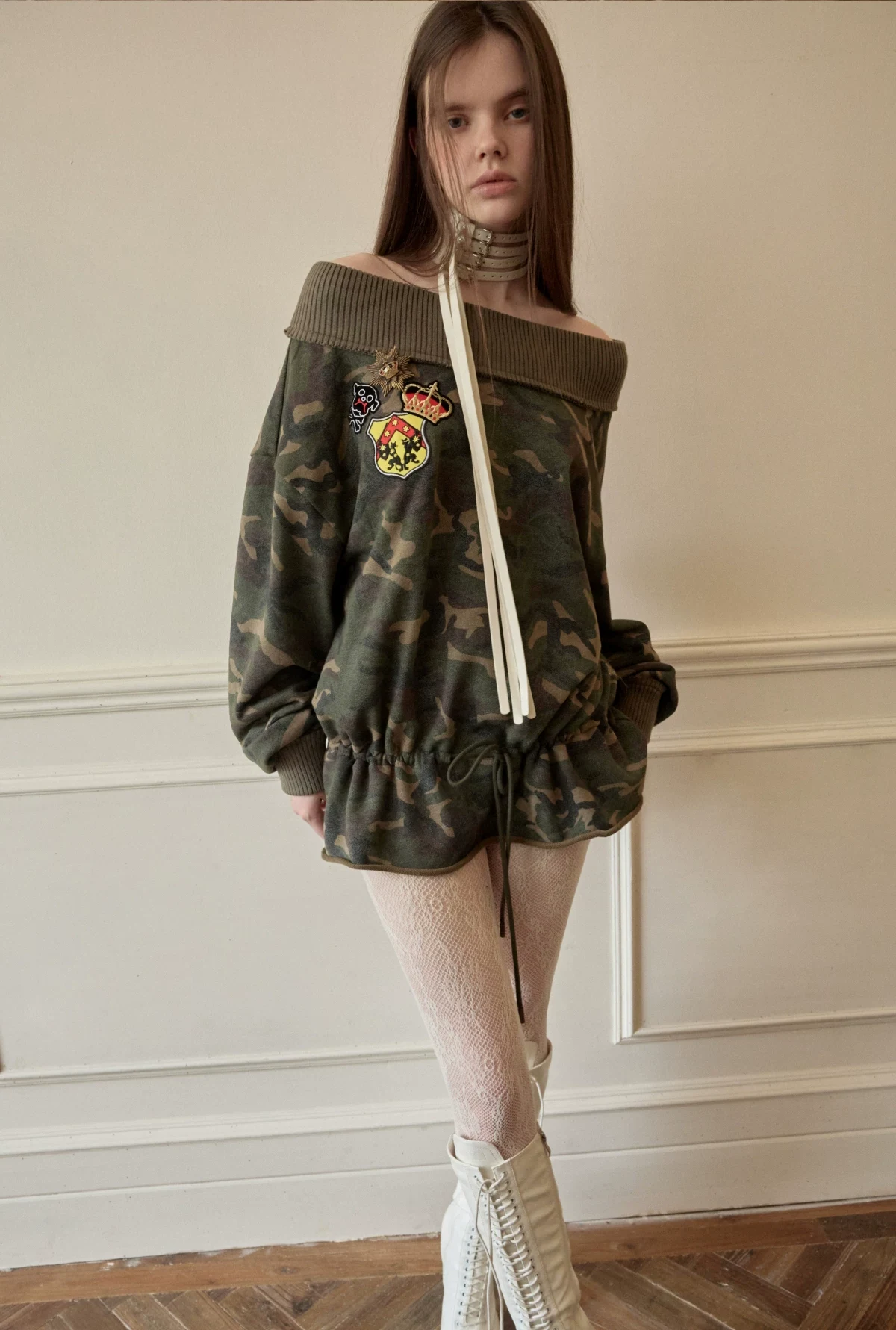 1JINN off-shoulder camo sweatshirt