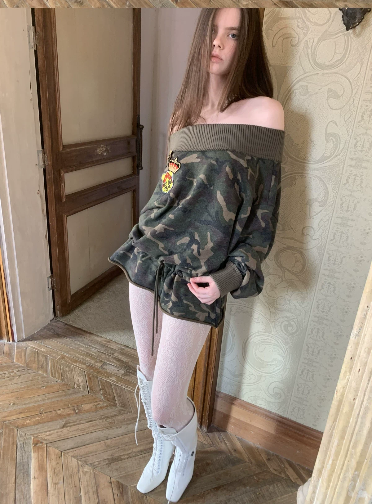 1JINN off-shoulder camo sweatshirt