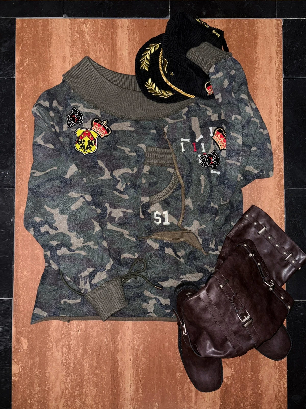 1JINN off-shoulder camo sweatshirt