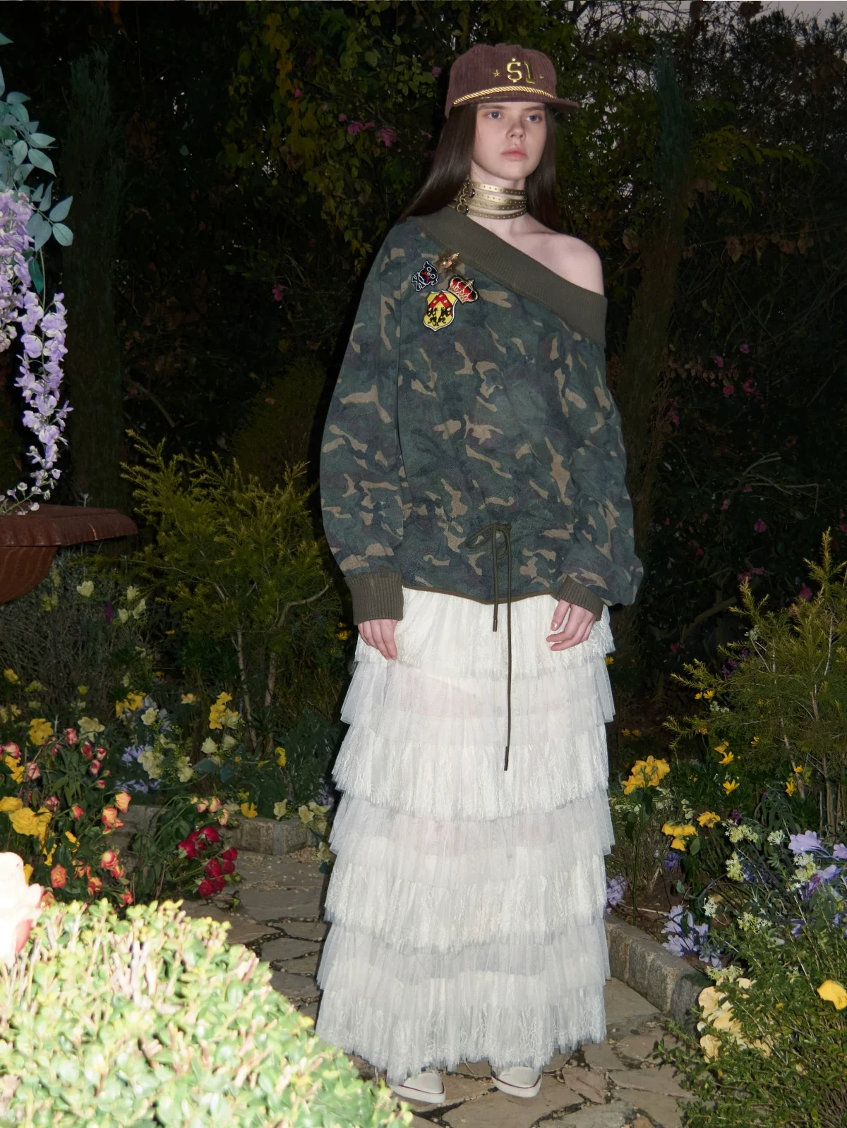 1JINN off-shoulder camo sweatshirt